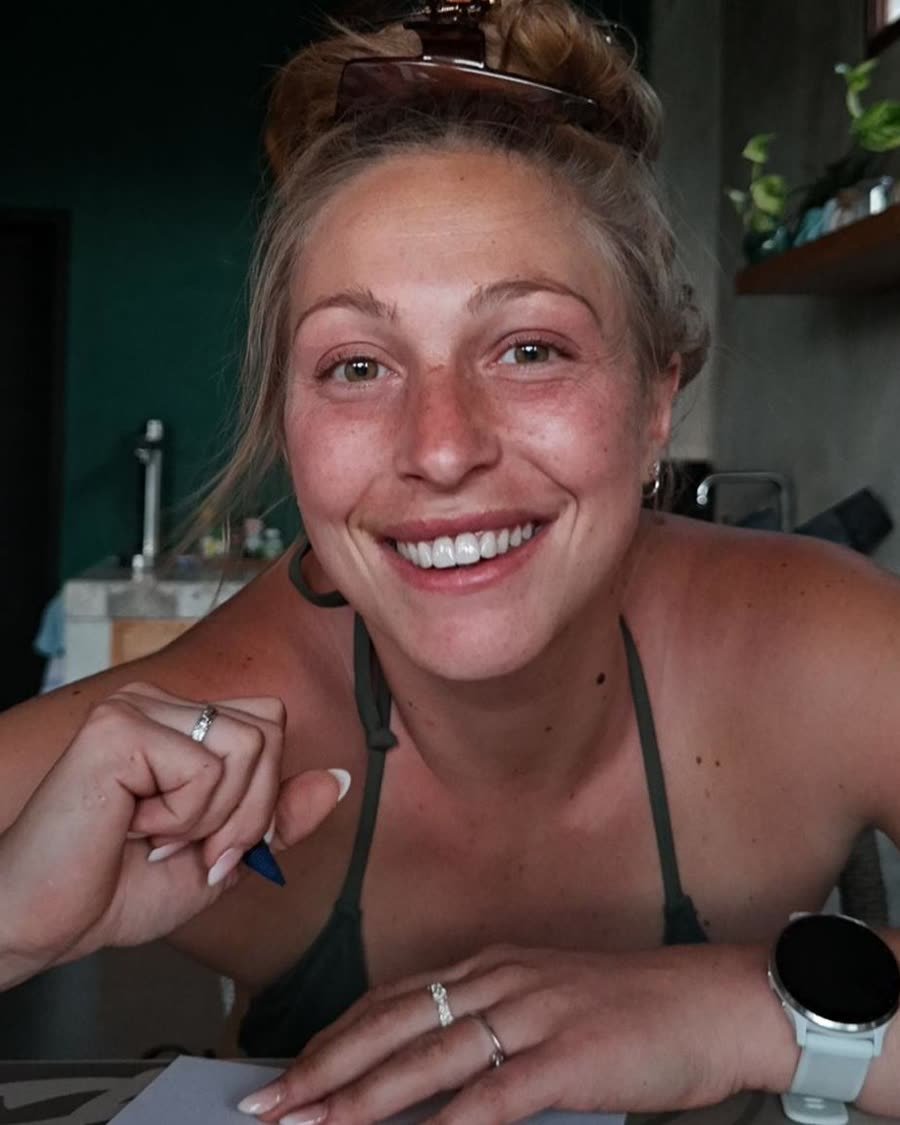 Isabella Oberrauch lacht in die Kamera, einen Stift in der Hand
